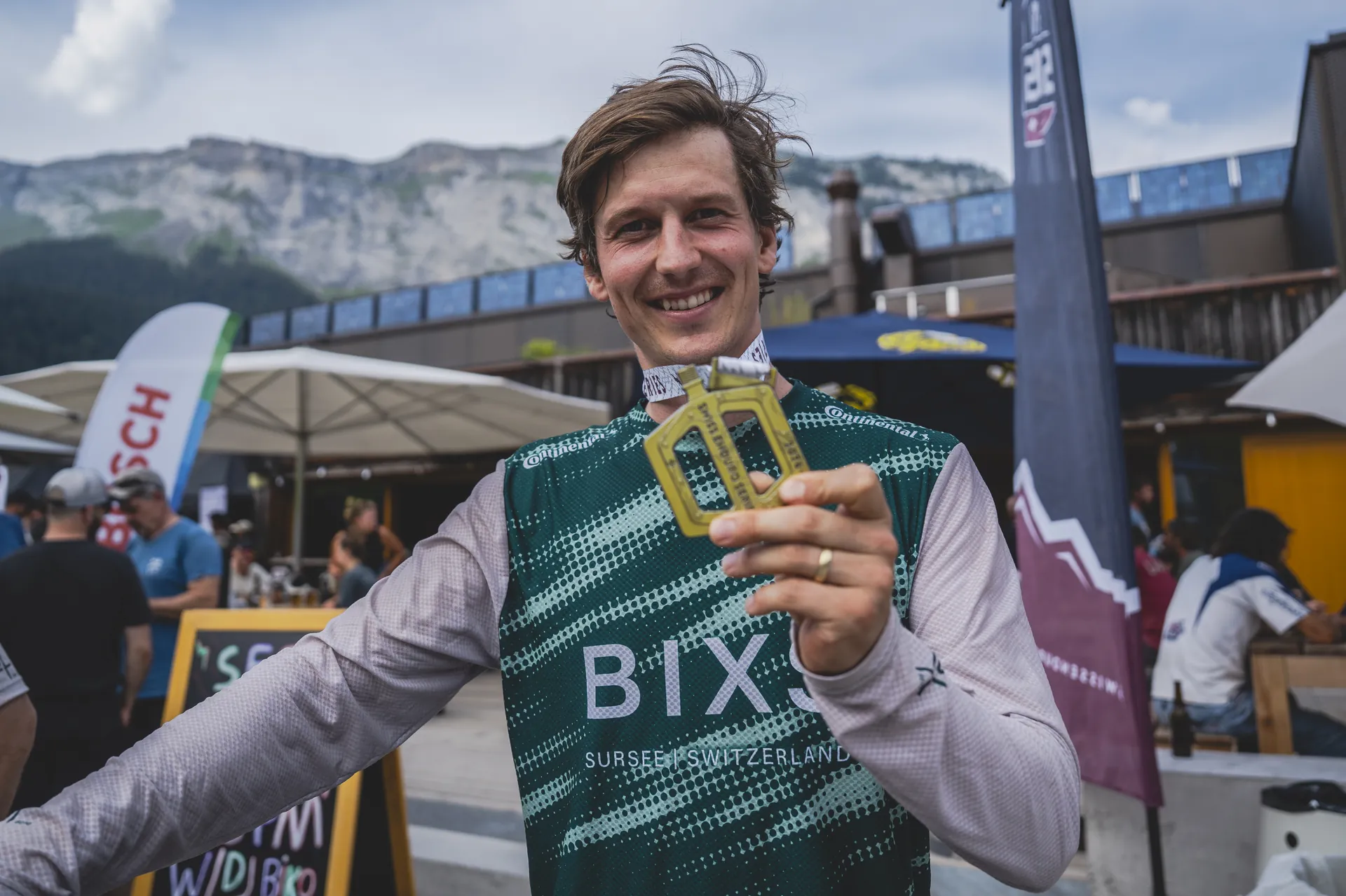BIXS Race Team Fahrer zeigt Goldmedaille nach Sieg bei den Swiss Enduro Series in Flims