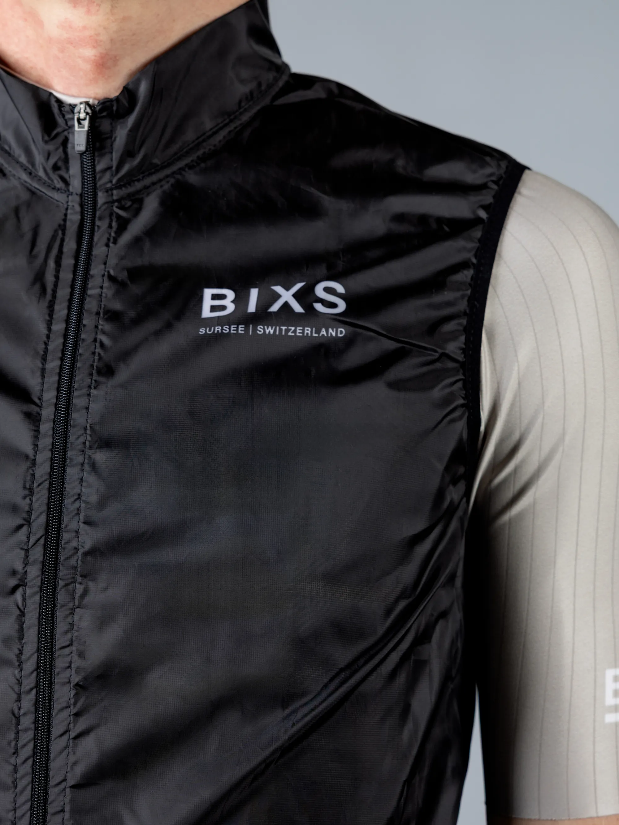 Detailaufnahme des BIXS Logos auf schwarzer Weste am Oberkörper