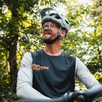 Christian Evers in Biker Montur im Wald