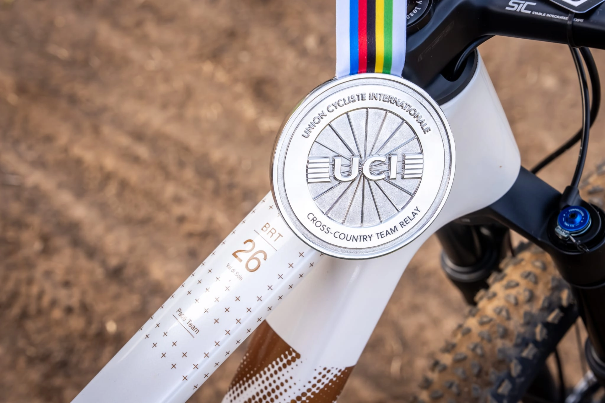 Silbermedaille der UCI Cross-Country Team Relay am Regenbogenband hängt über dem Steuerrohr eines BIXS Race-Bikes