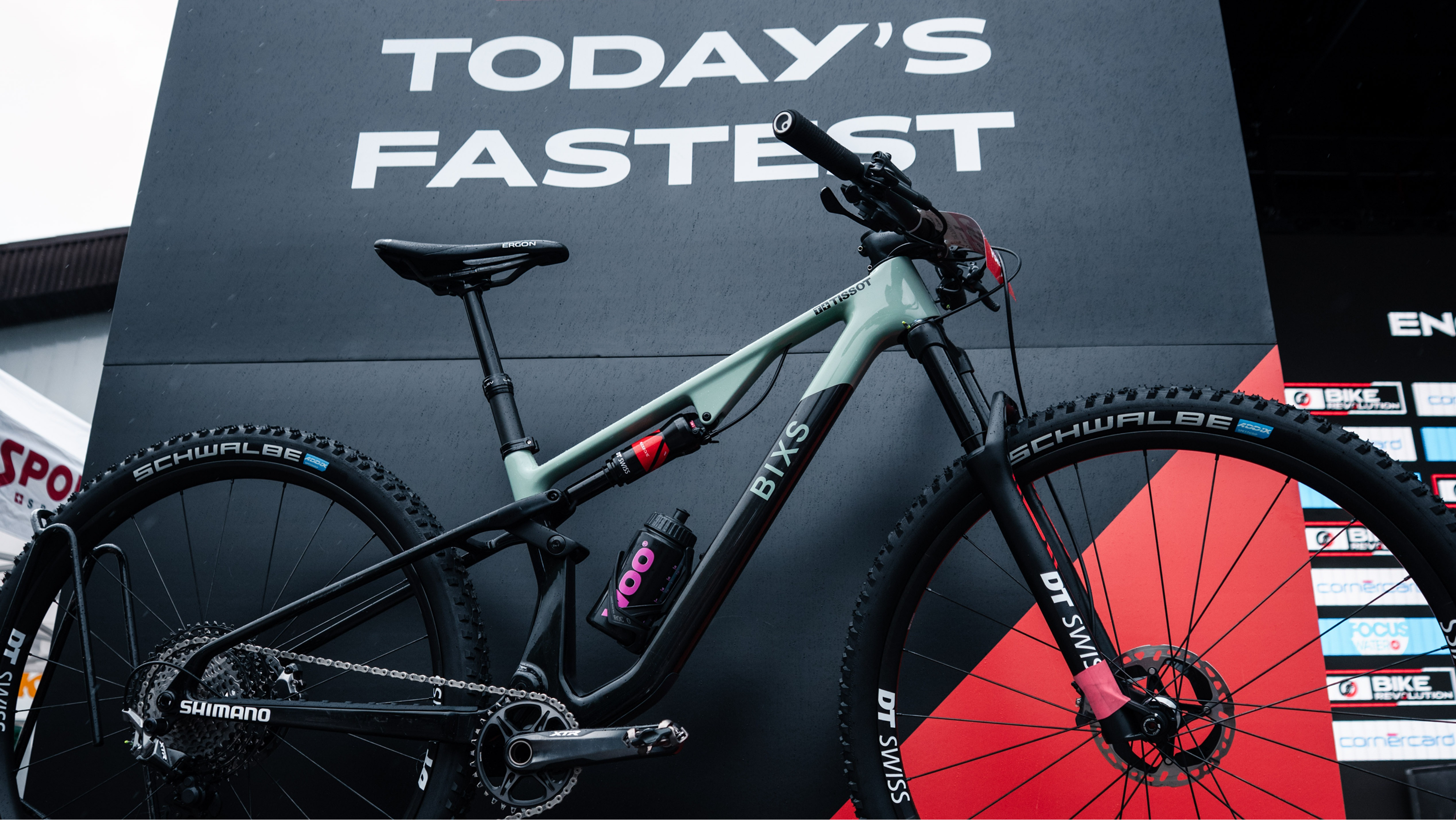 Ein BIXS Mountainbike an einem Rennen ausgestellt.