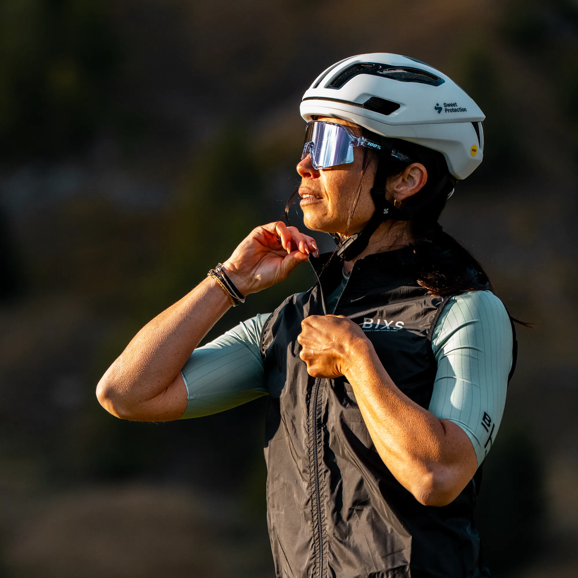 Portrait einer BIXS Fahrerin im Profil mit Helm und Sonnenbrille im Gegenlicht