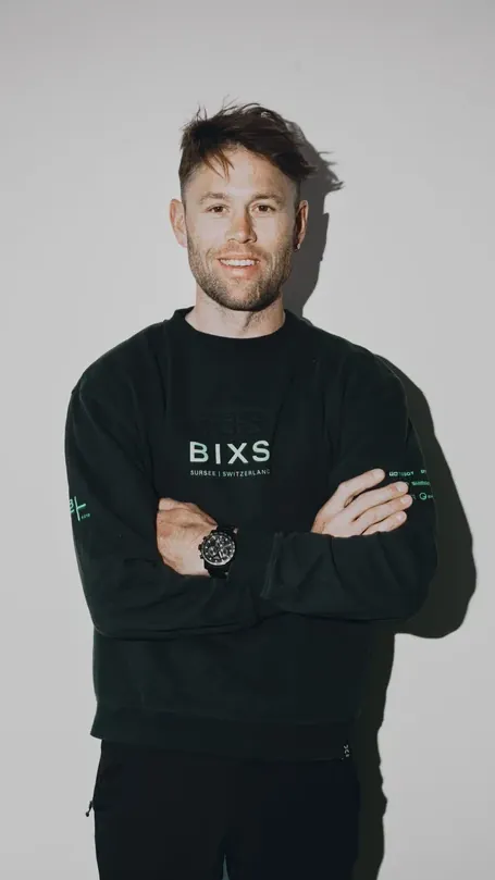 Lukas Flückiger, Team Manager BIXS Gravel Team, Portrait mit verschränkten Armen im BIXS Sweater