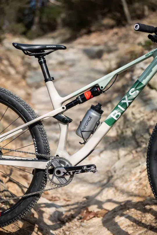 BIXS Pace Cross-Country-Bike, Detail von Sattelstütze, Dämpfer und Trinkflasche