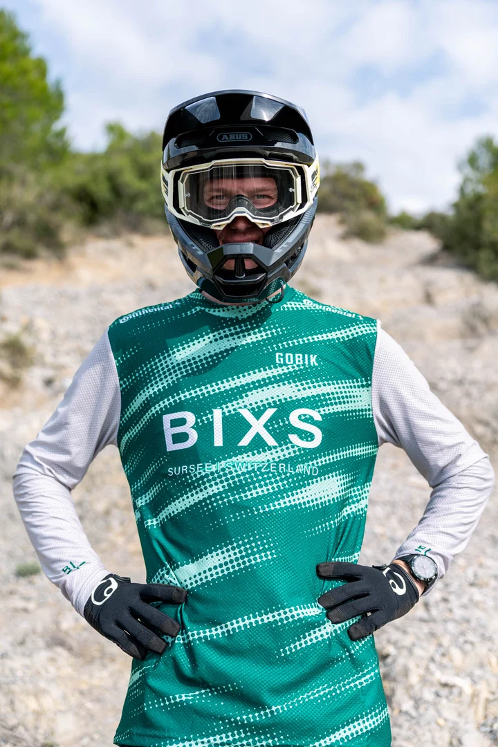 Der BIXS Teamfahrer Stefan Peter mit Helm.