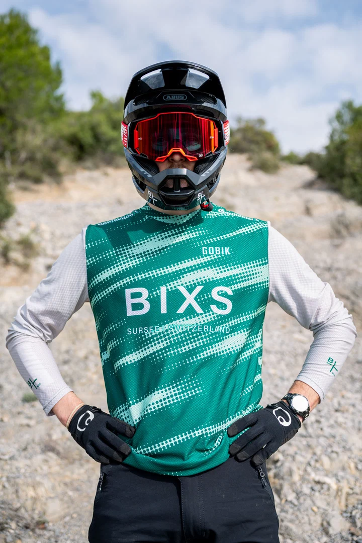 Der BIXS Teamfahrer Nik Küttel mit Helm.
