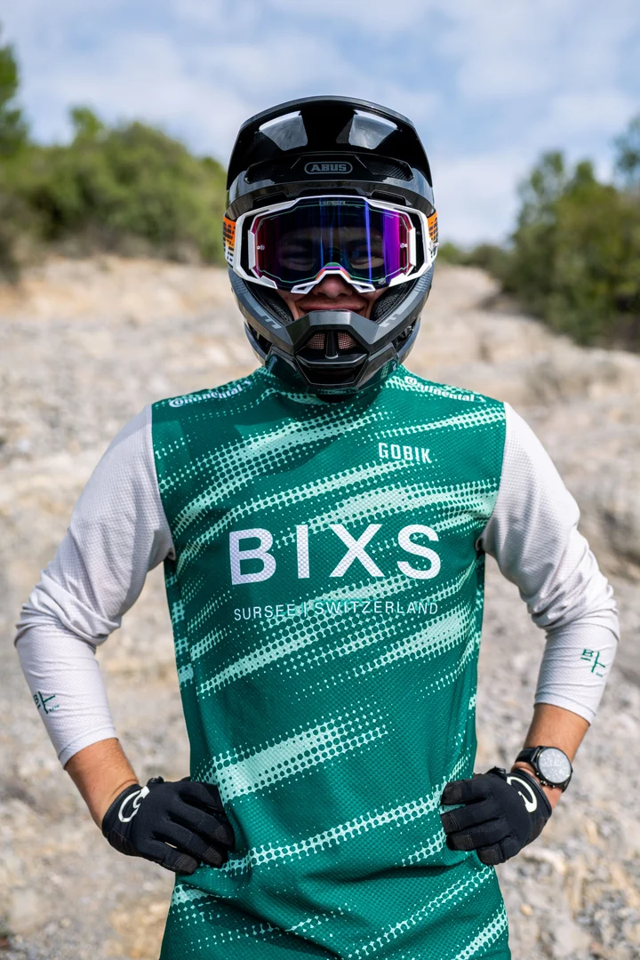 Der BIXS Teamfahrer Andrin Moser mit Helm.