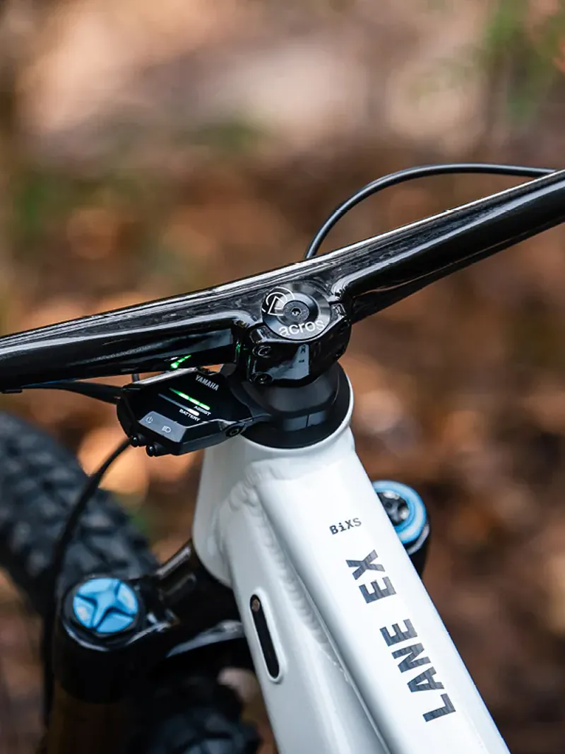 Detailansicht von Lenker und Steuerrohr des BIXS Lane EX mit Yamaha-Display