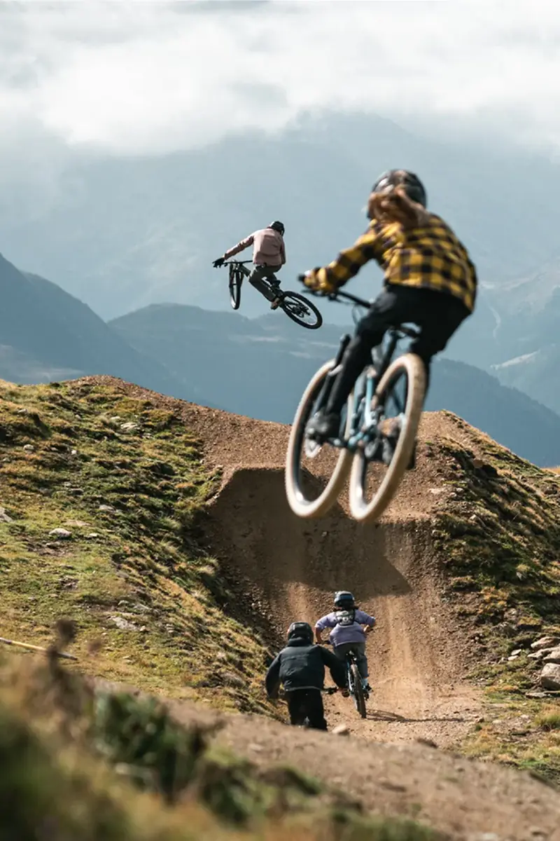BIXS Mountainbiker springt mit Enduro-Bike über Dirt-Jump in den Schweizer Alpen