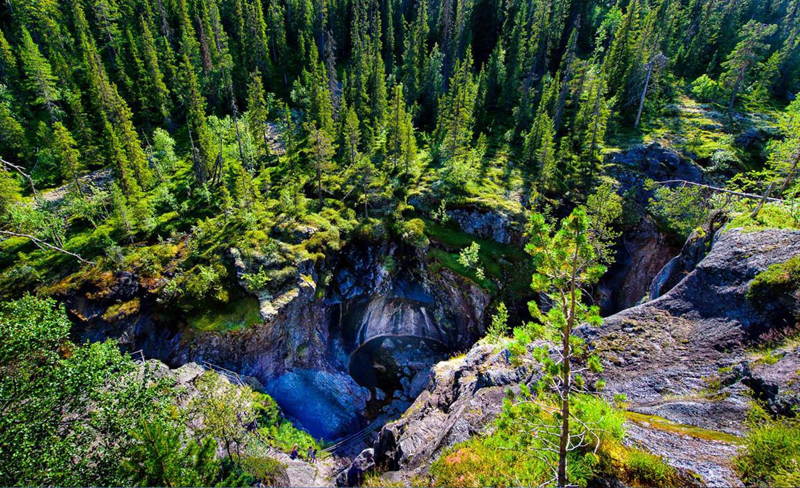 Hiking to Helevete