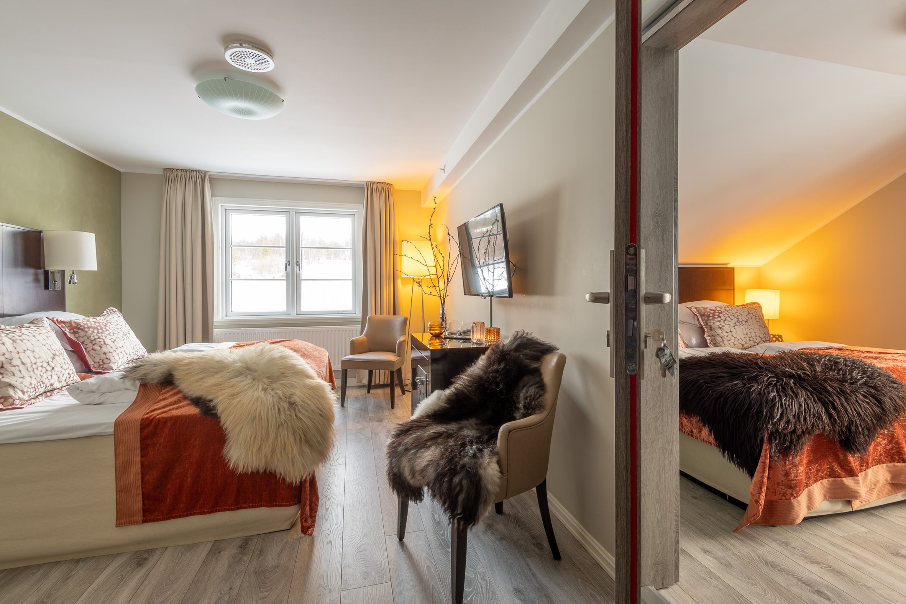 Connecting double rooms