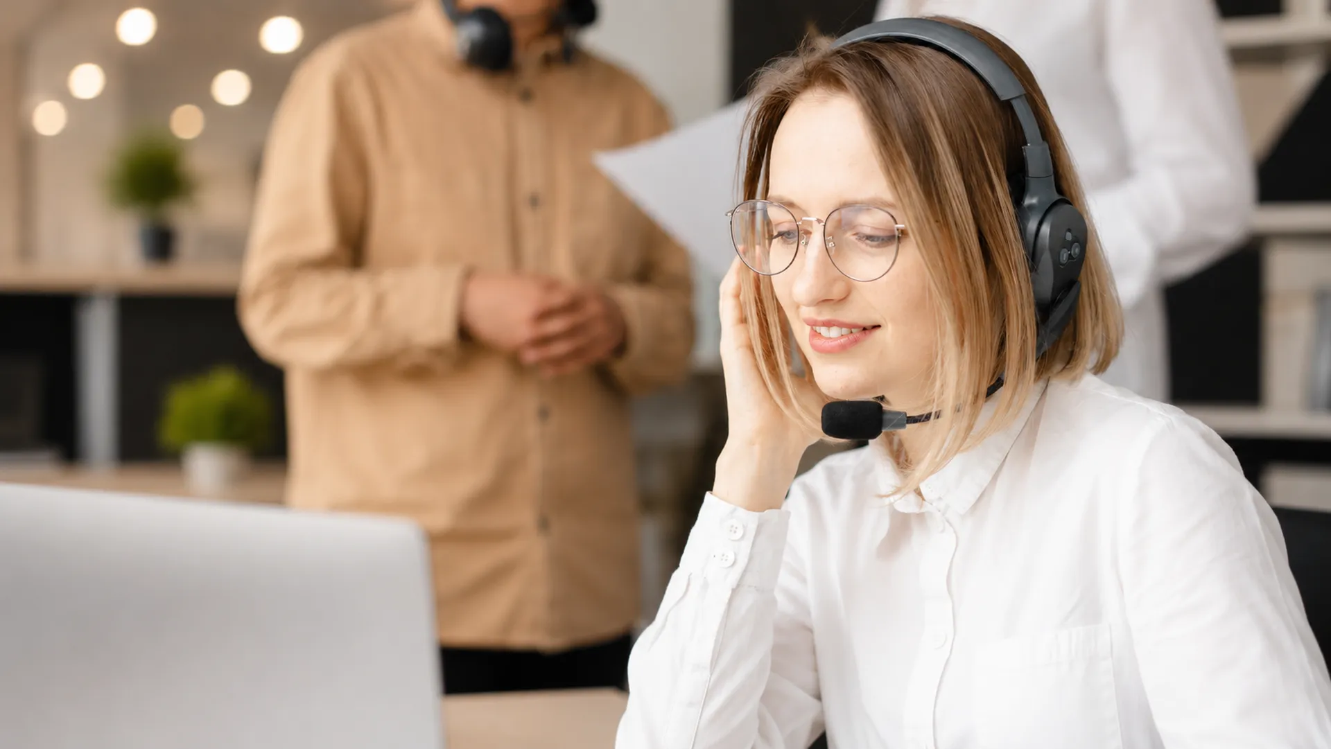 Support agent with a headset taking a customer call in a contact center