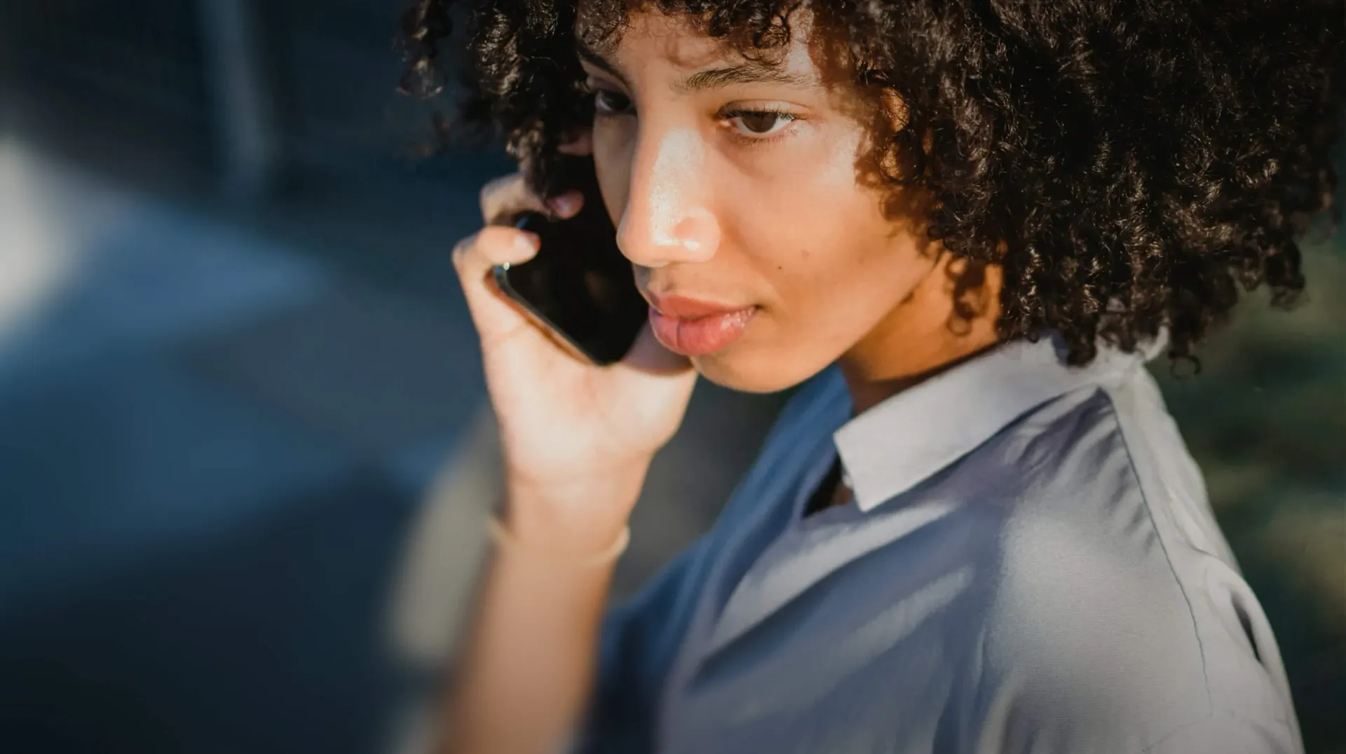 Customer agent on the phone