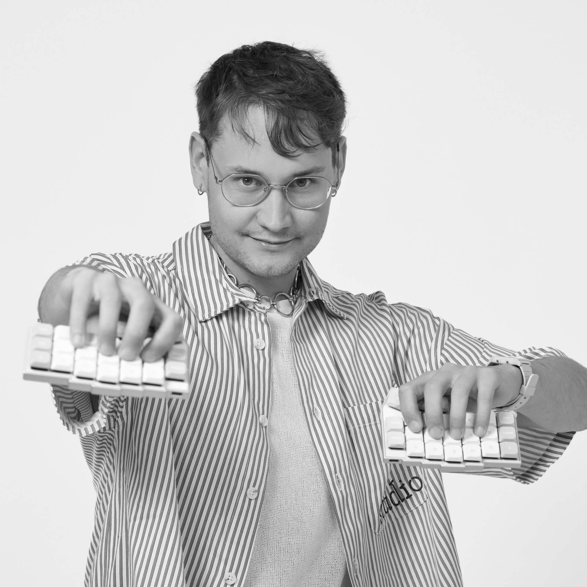 Maximilian als Teammitglied im Backoffice