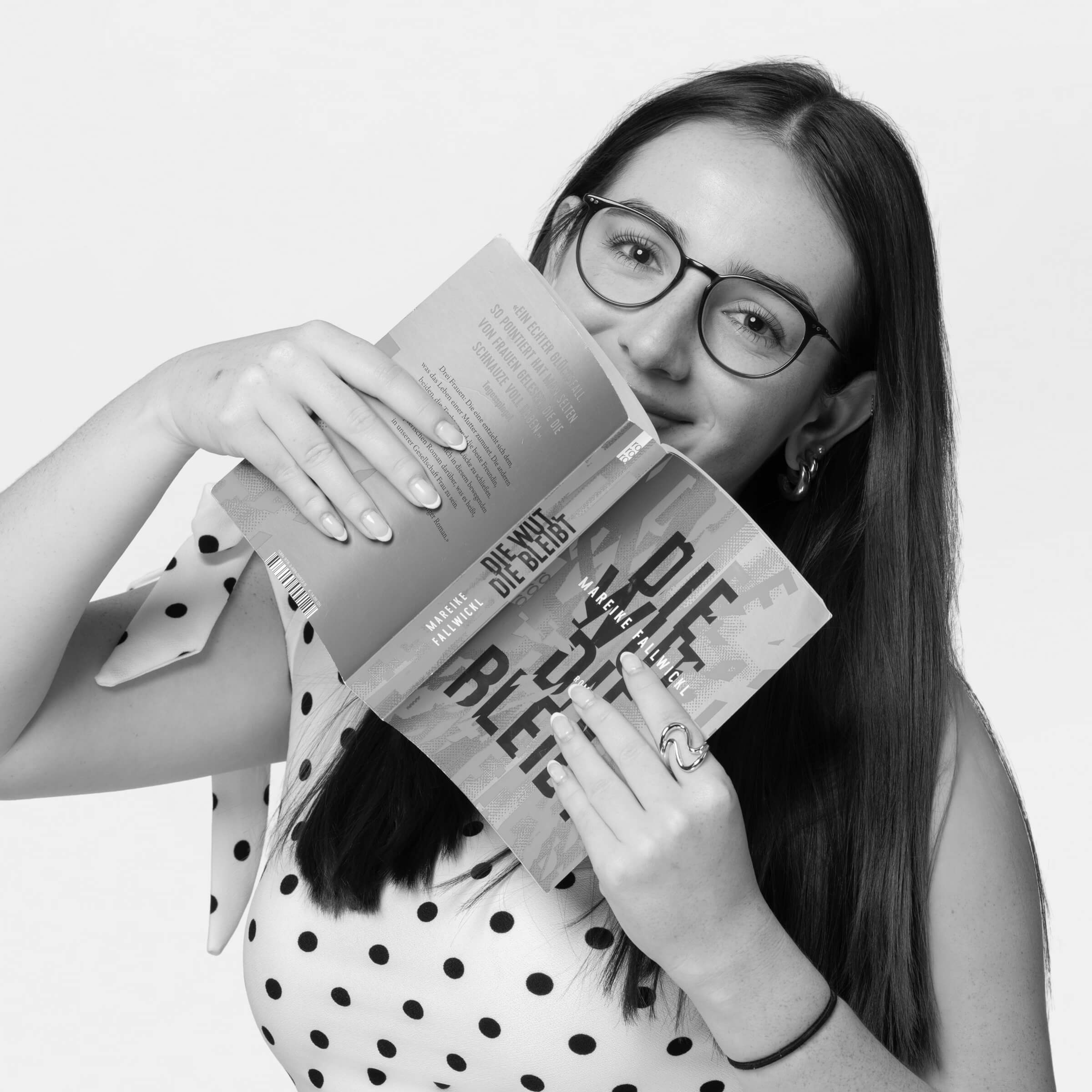 Magdalena als Teammitglied im Backoffice