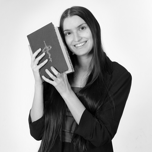 Sarah als Teammitglied im Backoffice