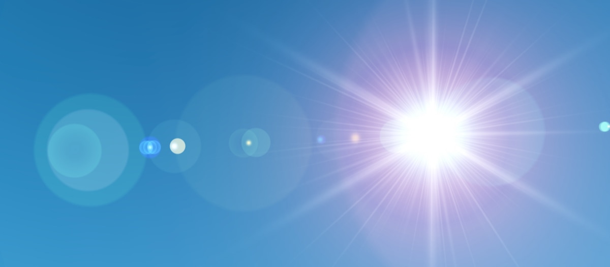 Strahlende Sonne an wolkenlosem, blauem Himmel.