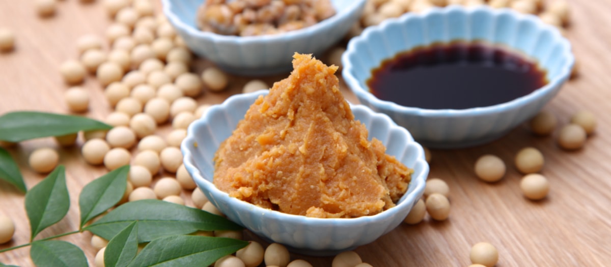 Schälchen mit Miso-Paste auf einem Tisch