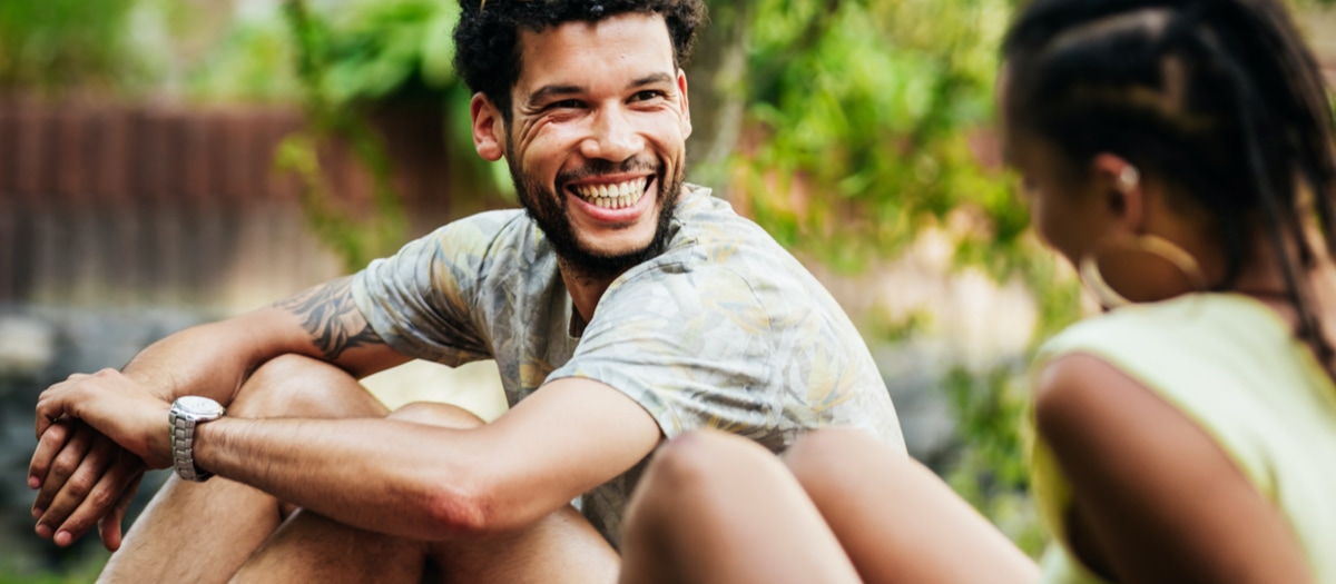 Freunde im Park, die gemeinsam lachen