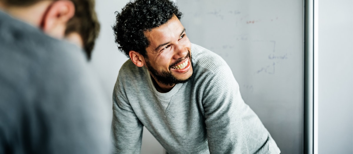 Glücklich lachender Mann