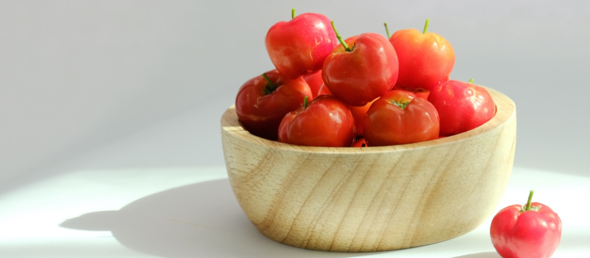 Acerola Beeren in Schale.