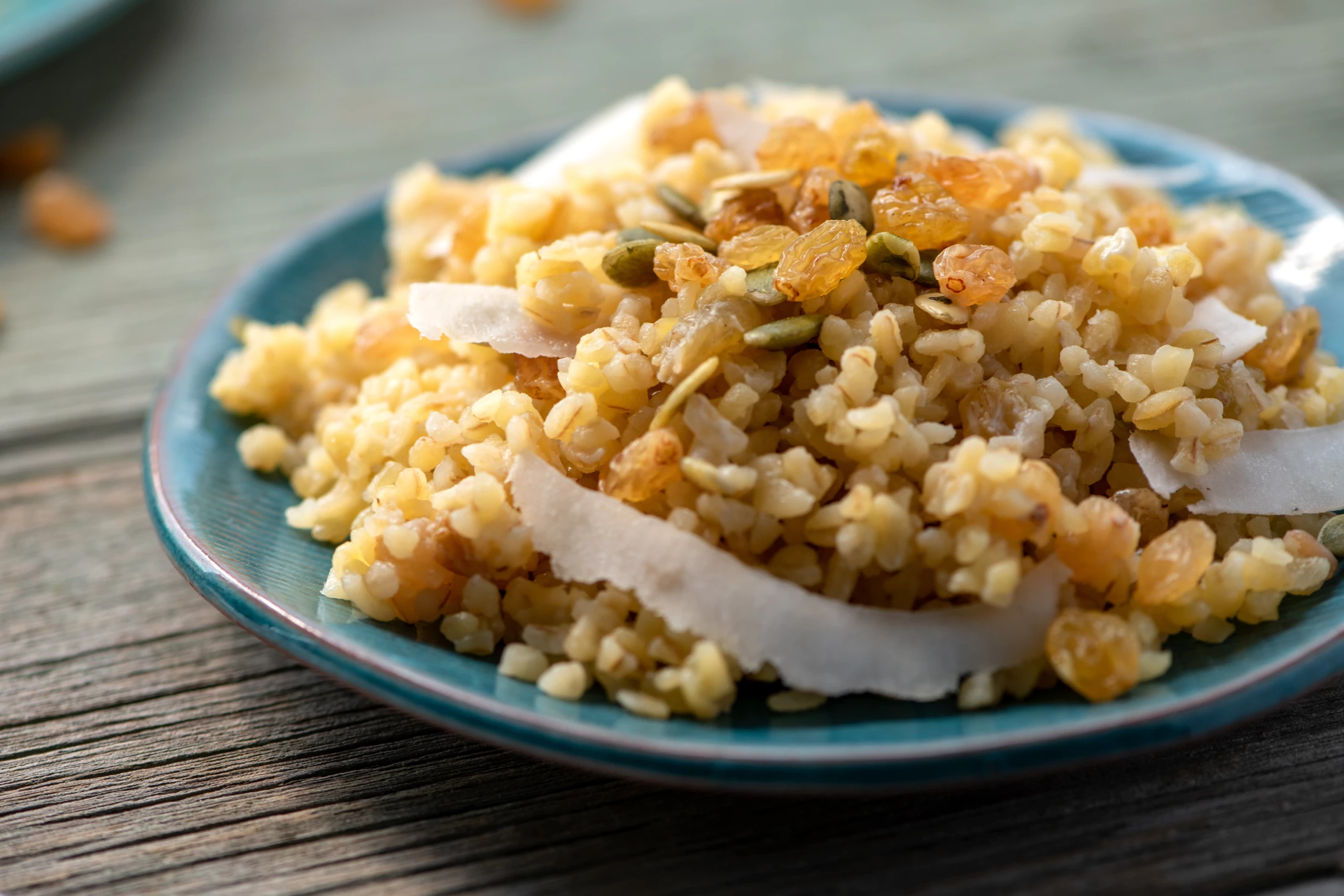 Süßer Bulgur auf einem Teller.