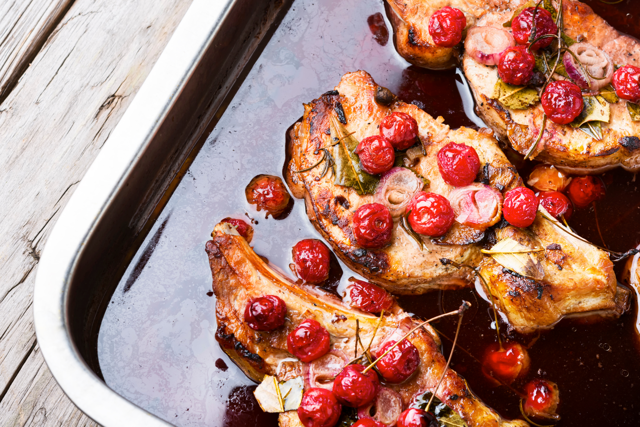 Fleisch eingelegt in Kirsch-Marinade mit ganzen Kirschen.
