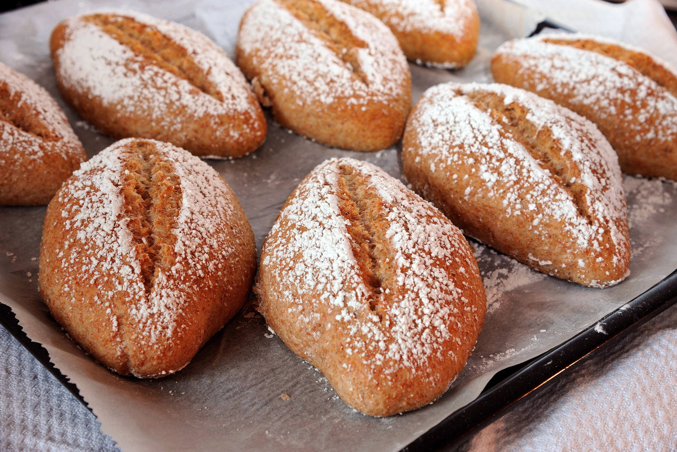 Rezepte mit Amaranth: Glutenfreie Brötchen auf einem Blech.