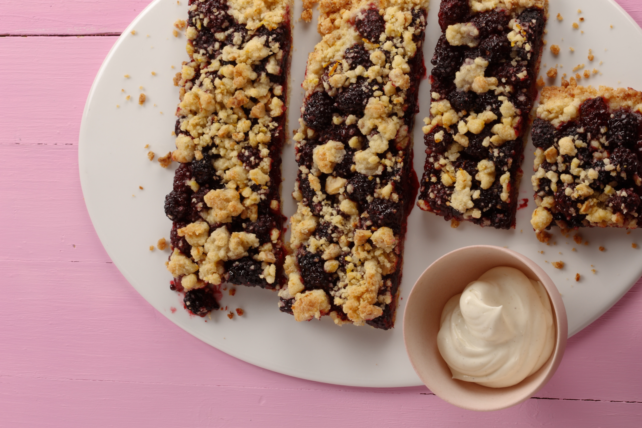 Streusel-Brombeeren aus dem Backofen.