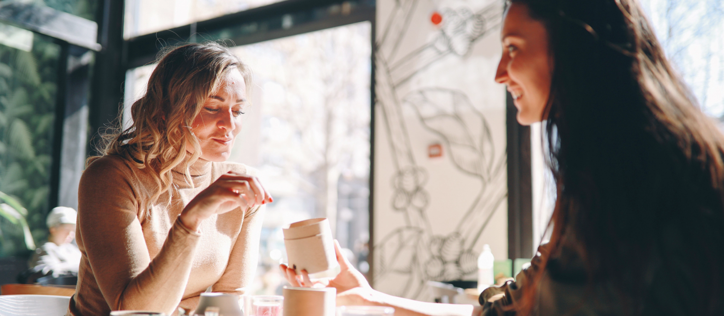 Zwei Frauen unterhalten sich beim Frühstück