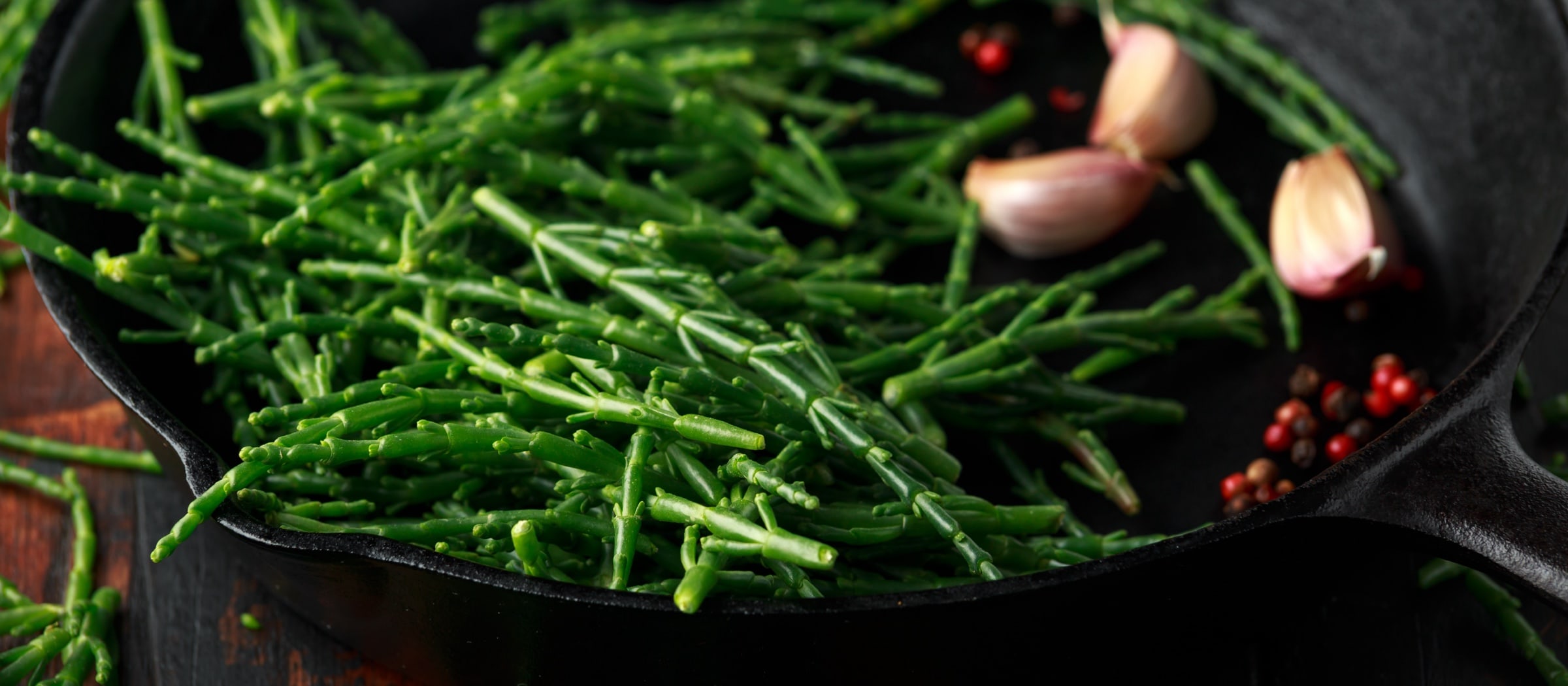 Queller in einer schwarzen Pfanne.