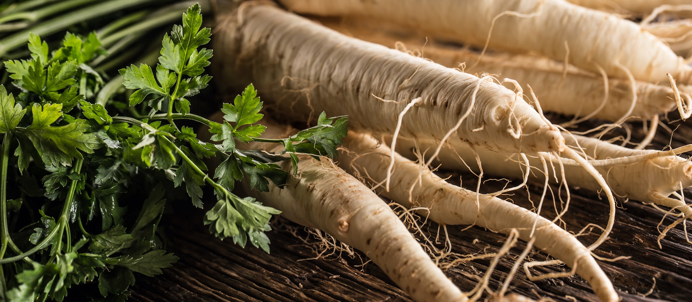 Pastinaken liegen auf einem Tisch.