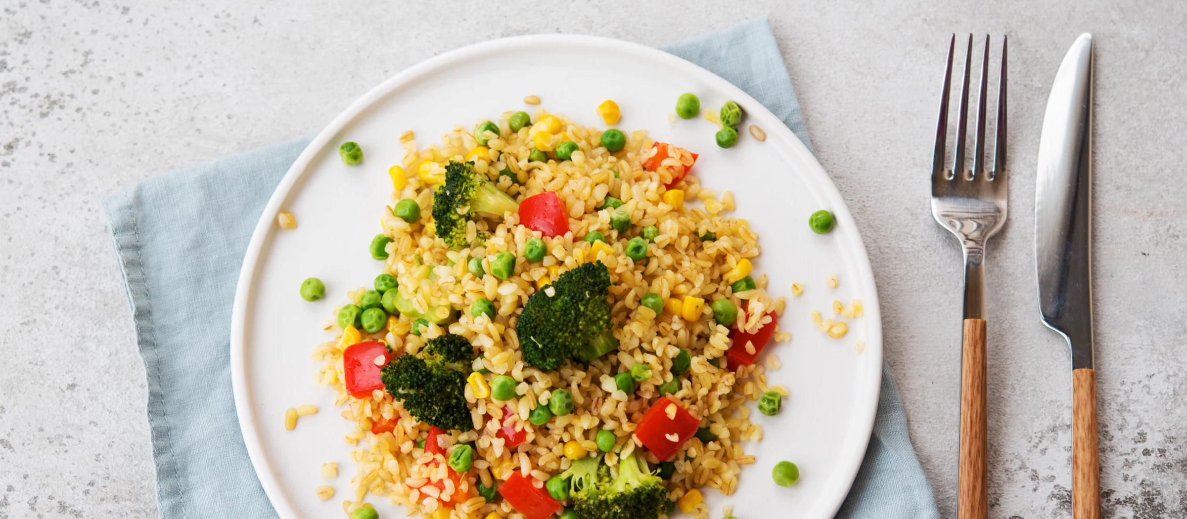 Bulgur mit Gemüse auf einem Teller.
