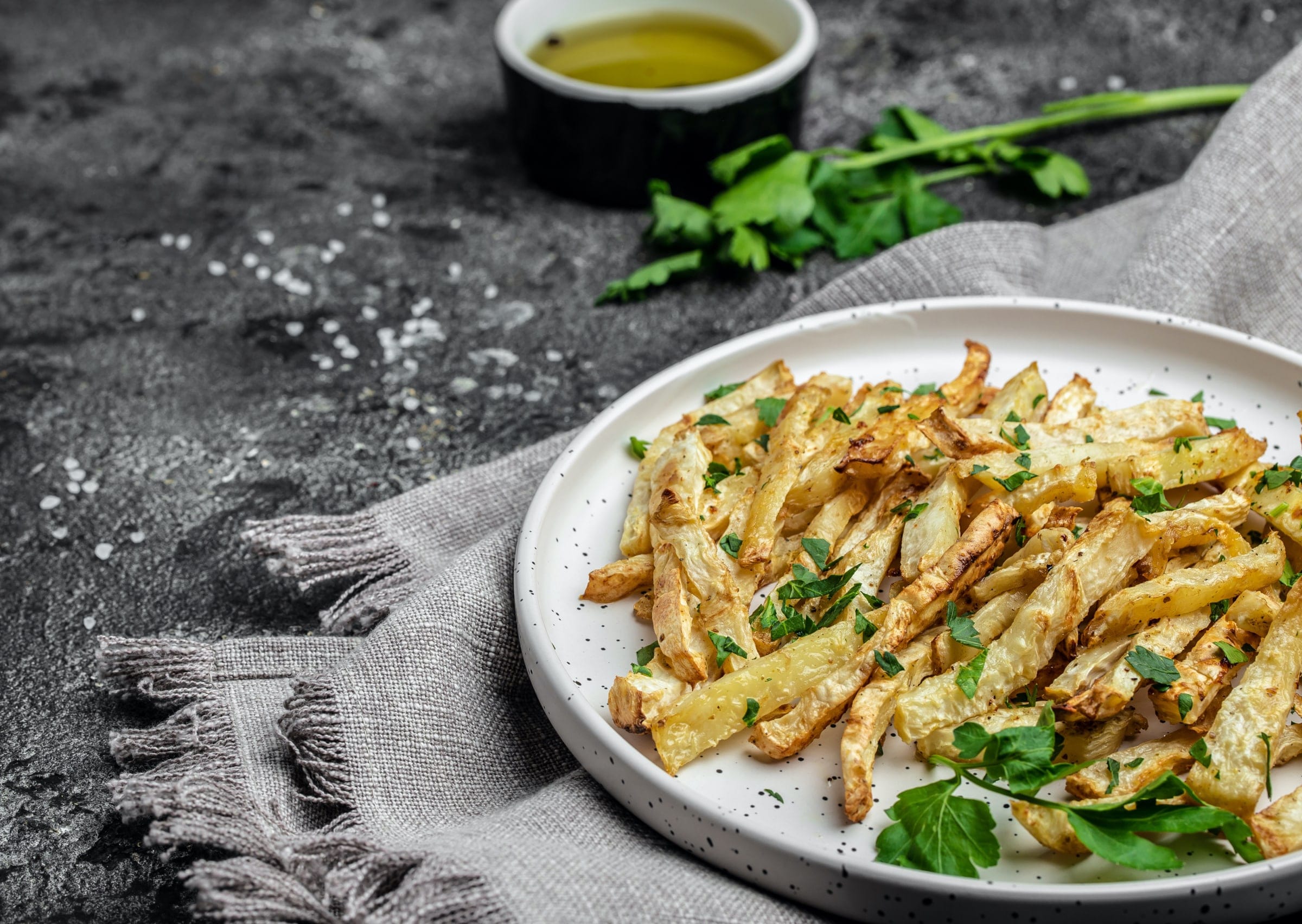 Angerichteter Teller mit Pastinaken-Pommes