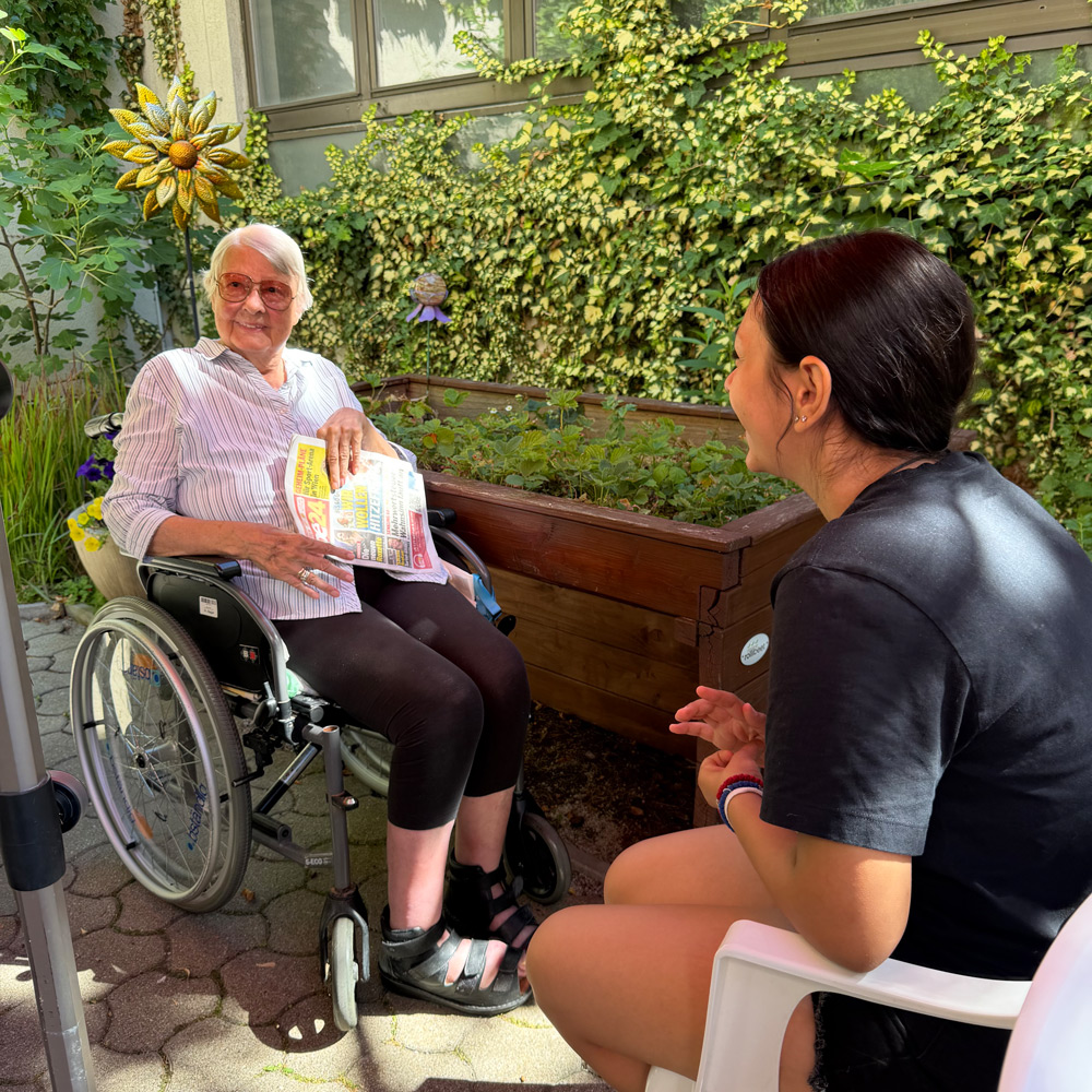 Schülerin und Bewohnerin im Gespräch