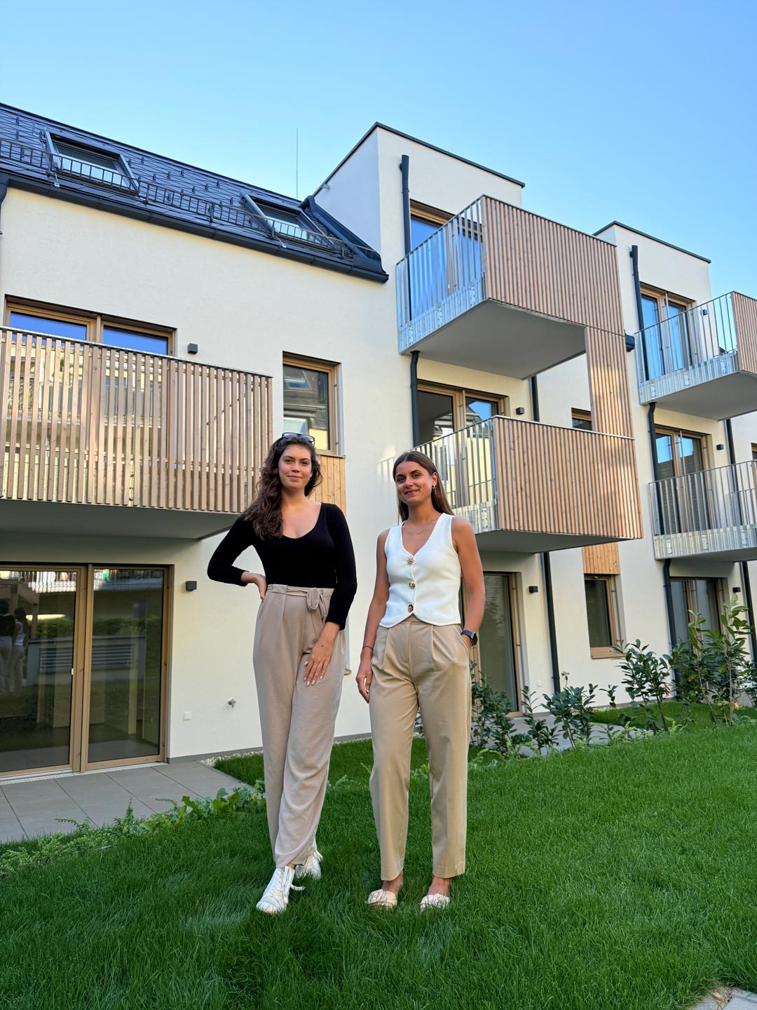 Wohngebäude mit Balkon pro Wohnung und kleinem Garten