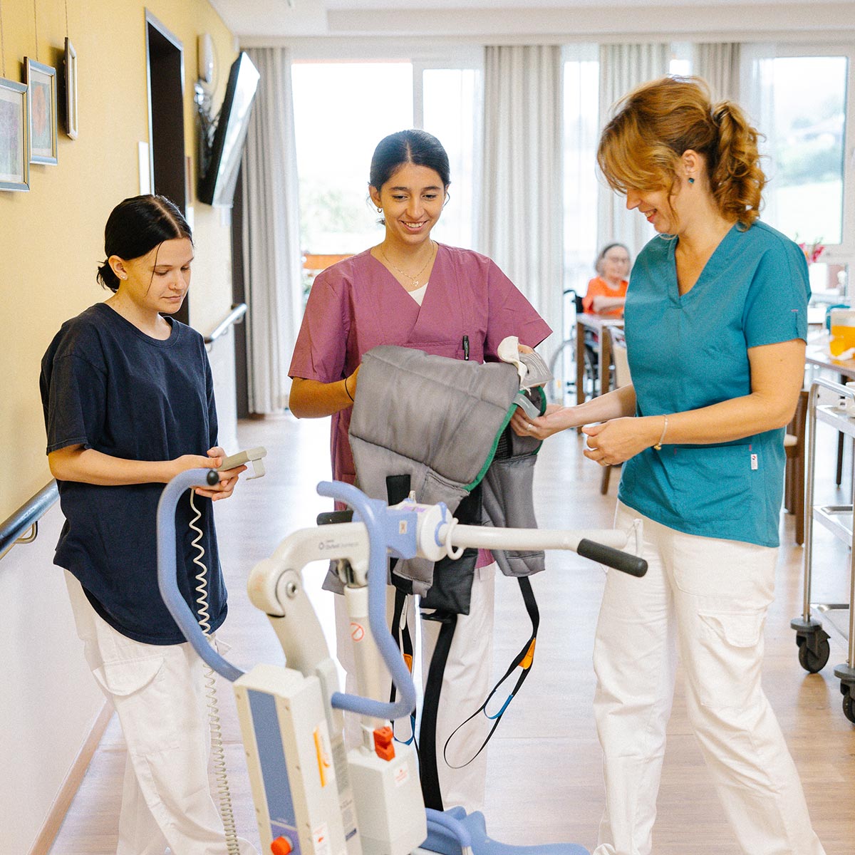 Pflegelehrlinge mit Praxisanleiterin