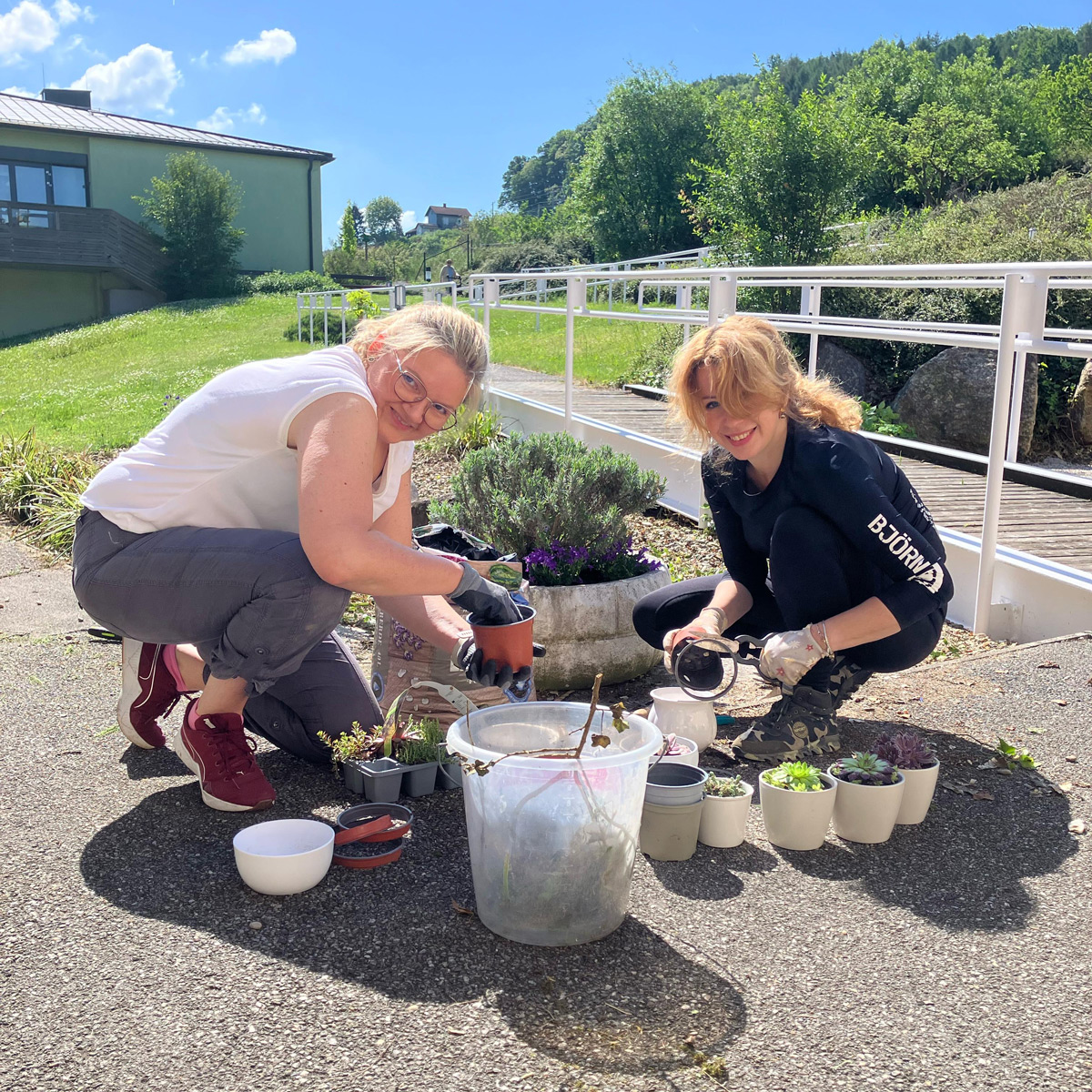Mitarbeiterinnen bei der Gartenarbeit