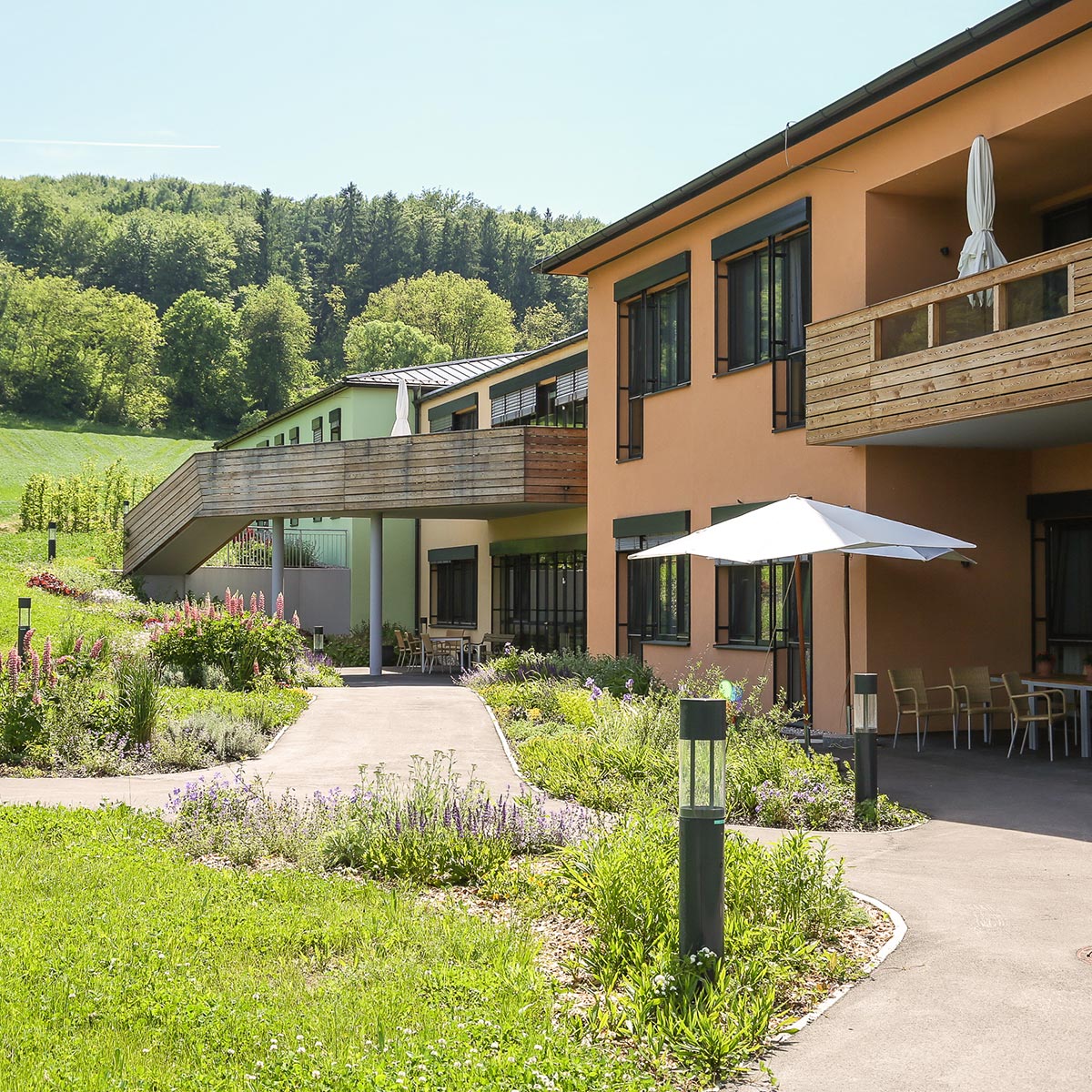 Ein modernes, barrierefreies Pflegehaus mitten im Grünen