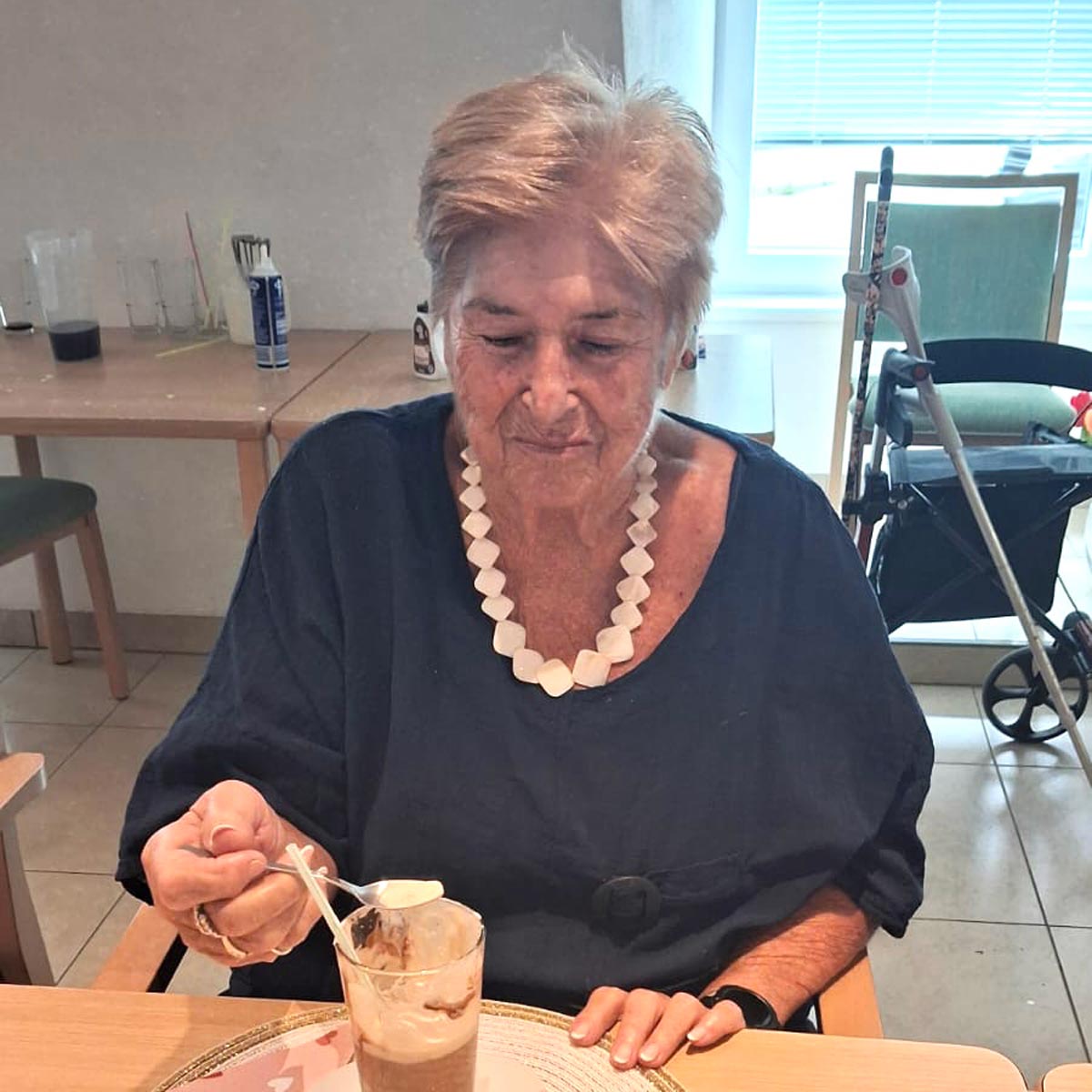 Bewohnerin mit Eiskaffee