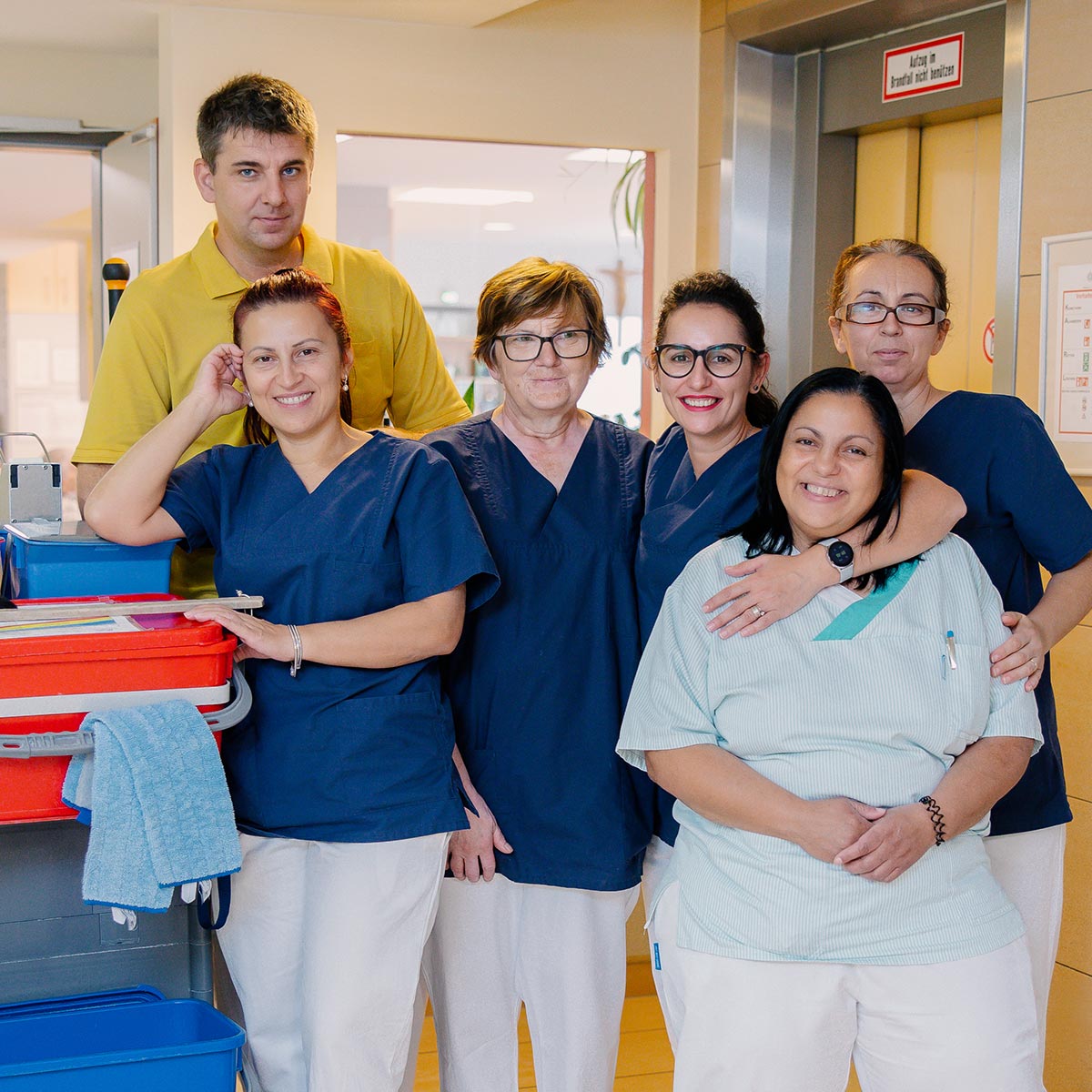 Das Reinigungs-Team umarmt sich freundschaftlich