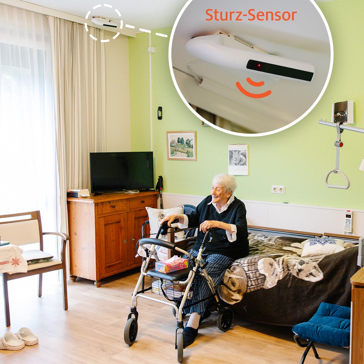 Eine ältere Dame sitzt im Bett. Im Zimmer sorgt ein Sturz-Sensor für Sicherheit.
