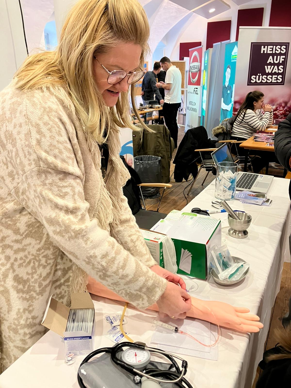 Pflege-Expertin zeigt, wie man Blut abnimmt