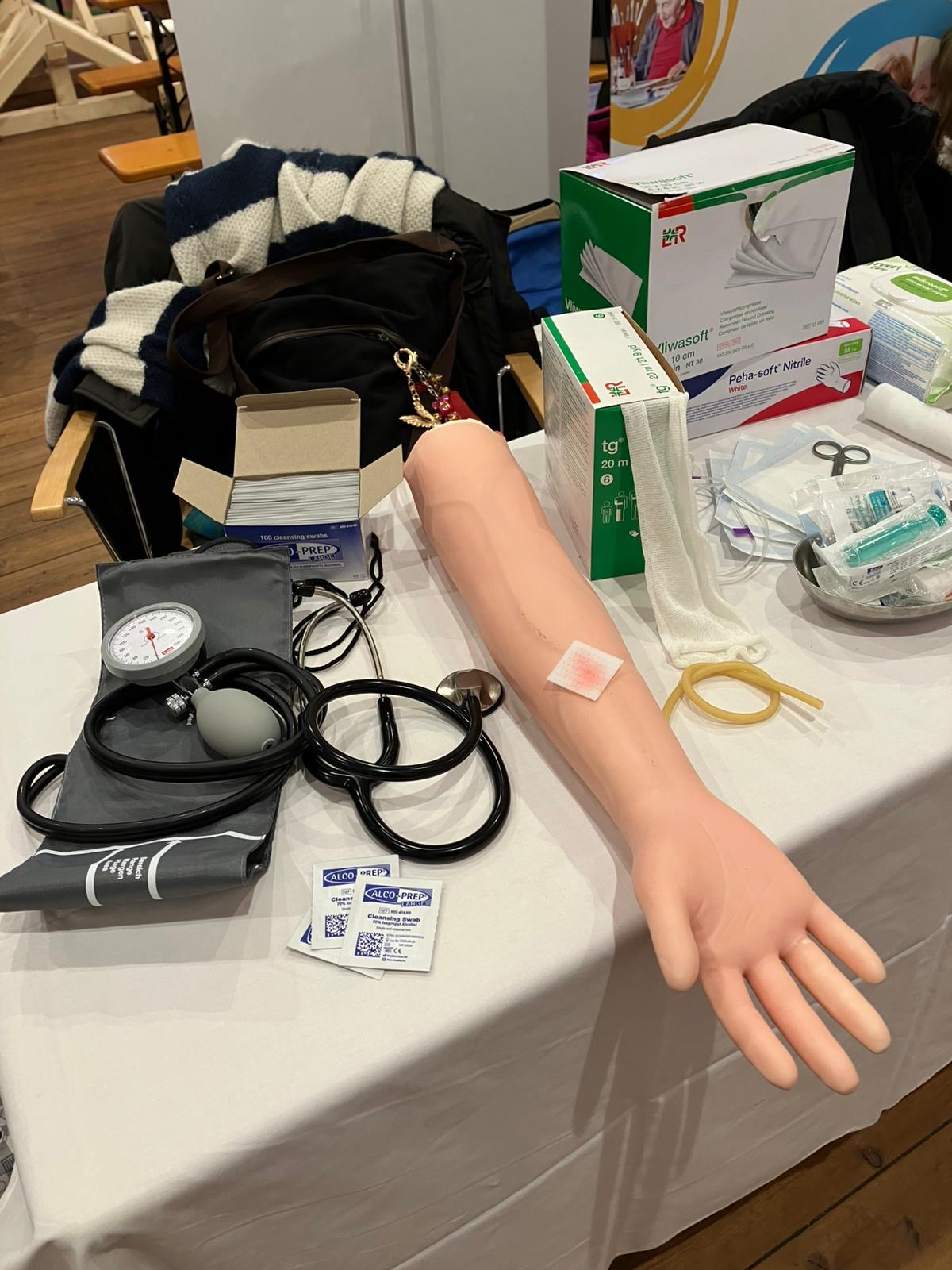 Blutdruckmessgerät und andere Pflegeutensilien zum Ausprobieren