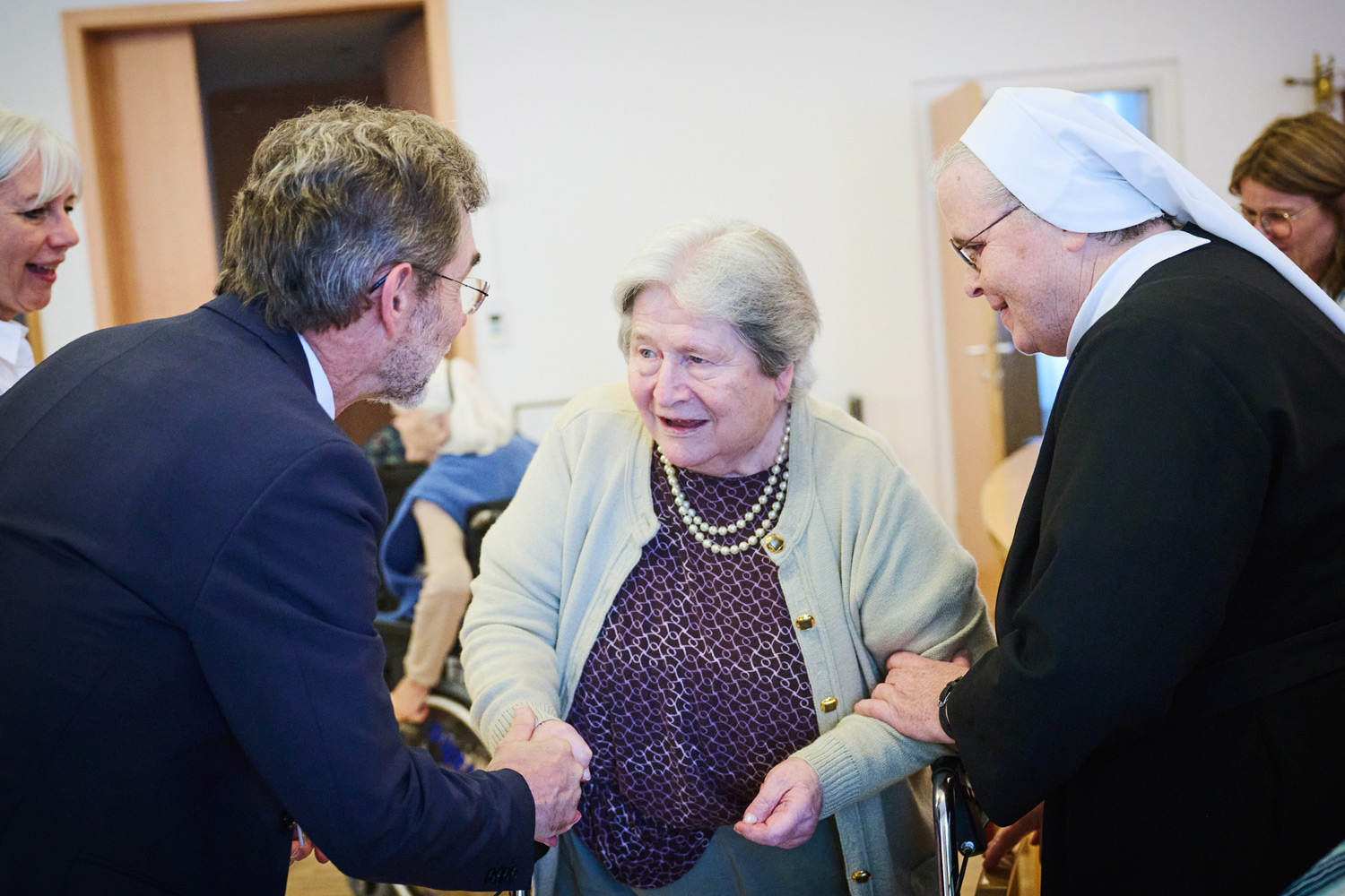 Erzbischof Josef Gründwidl mit Sr. Cordula und einer Bewohnerin im Haus St. Louise