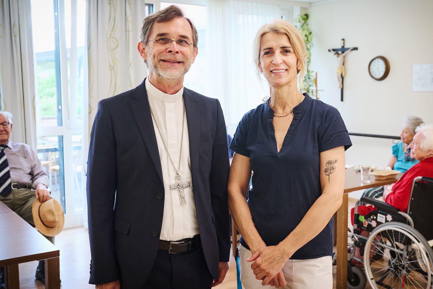 Erzbischof Josef Gründwidl mit einer Pflegekraft im Haus St. Louise