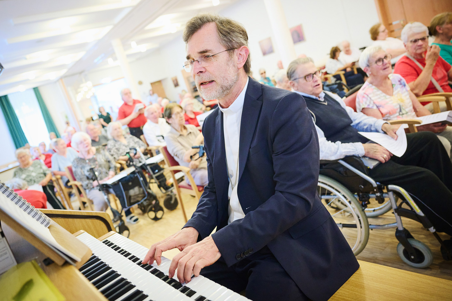 Erzbischof Josef Gründwidl spielt auf der Orgel in der Kapelle vom Haus St. Louise