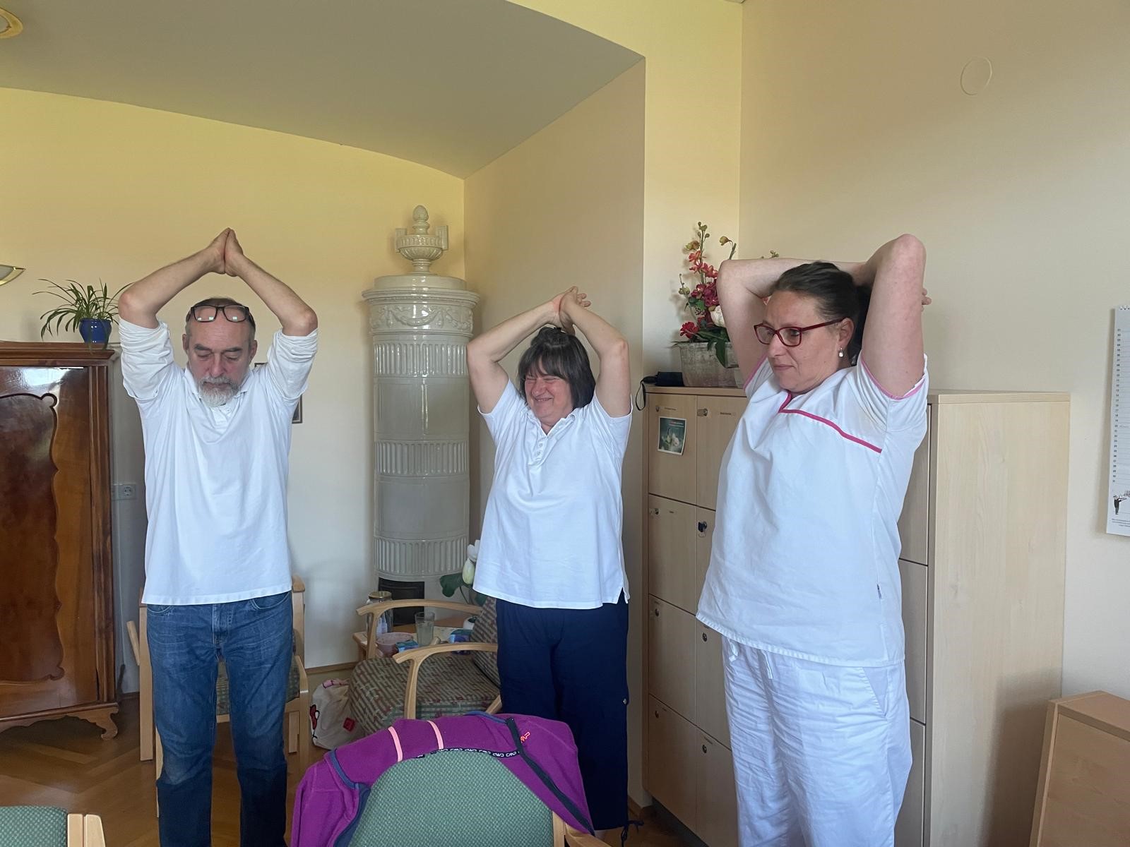 Das Pflegeteam im Kloster Laab im Walde macht Achtsamkeitsübungen