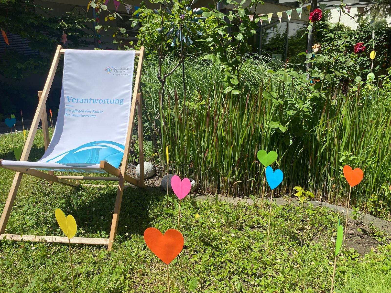 Garten dekoriert mit bunten Herzen