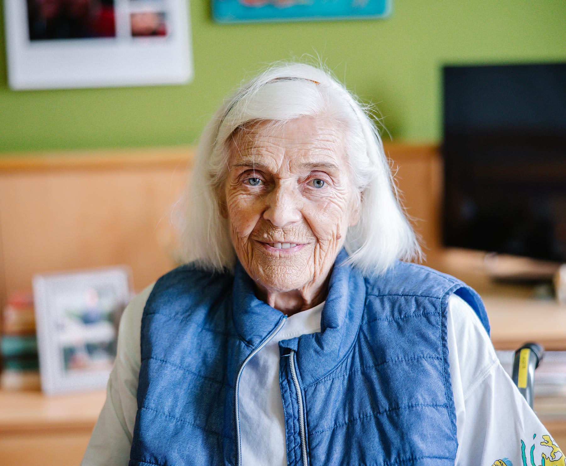 Eine ältere Dame blickt freundlich in die Kamera